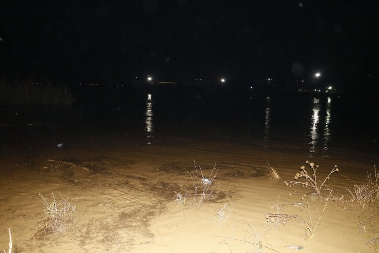 Adana’da sele kapılan otomobilde bulunan 5 kişi kurtarıldı