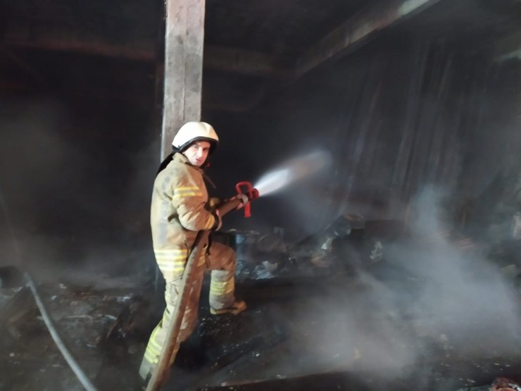 Sultangazi’de sanayi sitesinde iş yeri yangını
