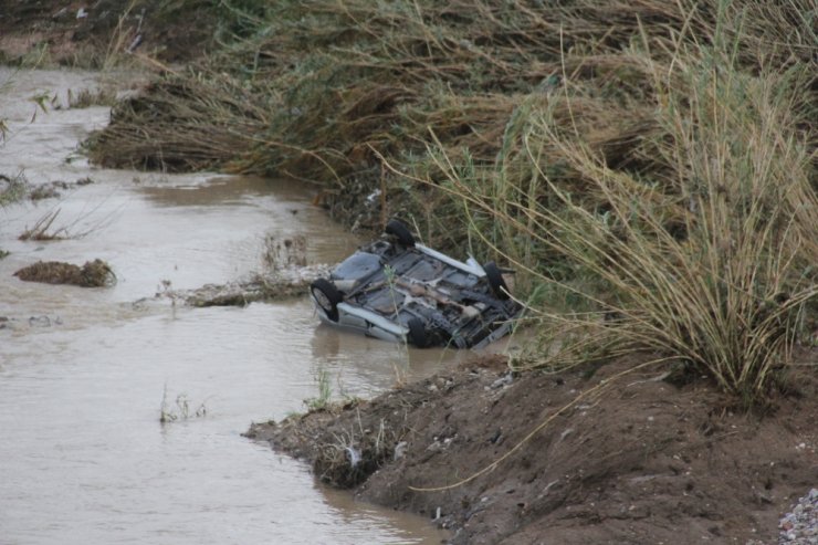 Sular çekildi, sele kapılan otomobiller ortaya çıktı