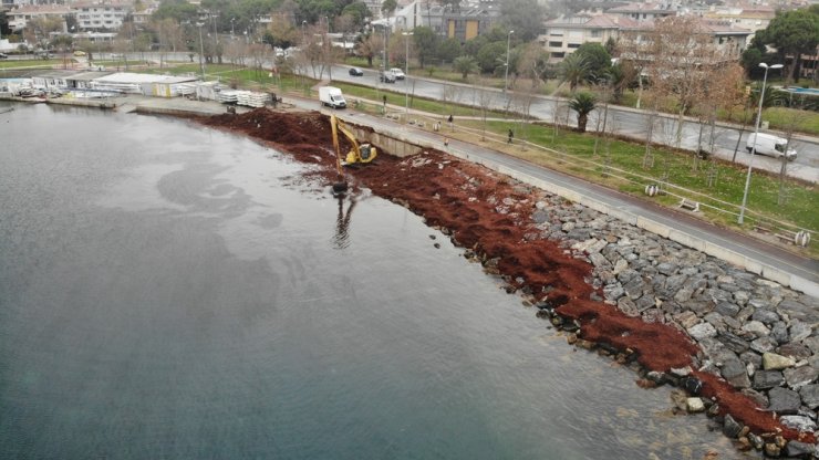 Kızıla bürünen Caddebostan Sahilini temizleme çalışması havadan görüntülendi
