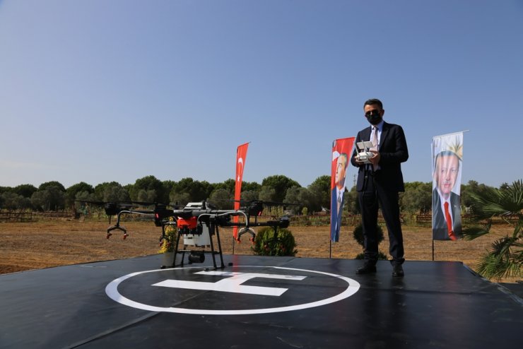 Tarım ve Orman Bakanı Bekir Pakdemirli drone ile tarla ilaçladı