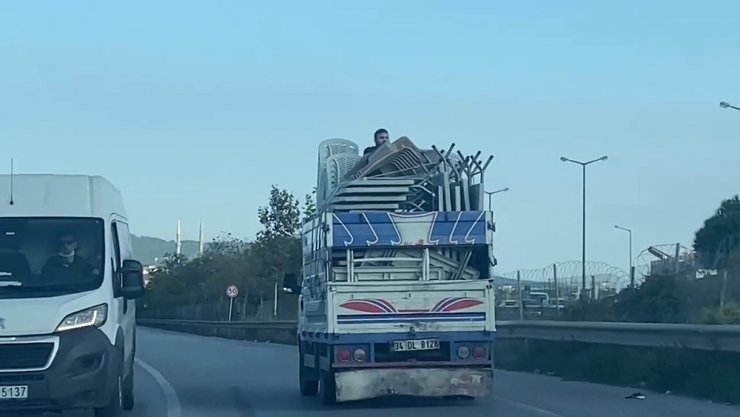 Ümraniye’de kamyonet kasasında tehlikeli yolculuk