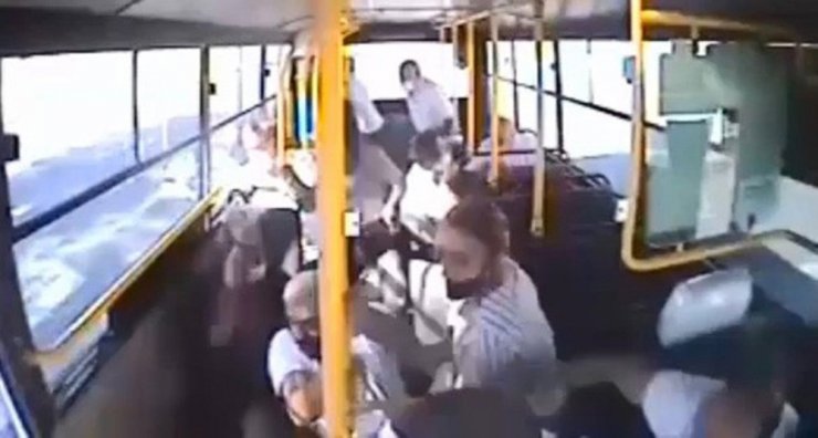 7 kişinin yaralandığı kazada otobüs içindekiler böyle savruldu