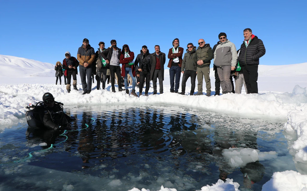 Yüzeyi buzla kaplı olan Balık Gölü dalgıçları ağırladı