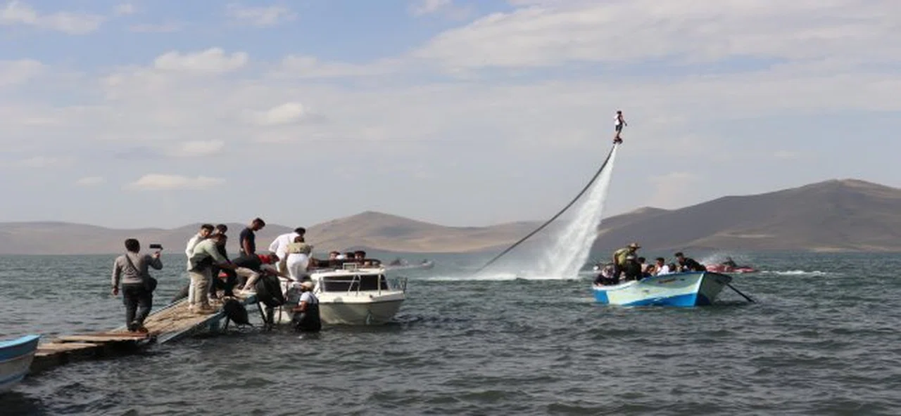 Ağrı’da binlerce kişi Balık Gölü Festivalinde doyasıya eğlendi