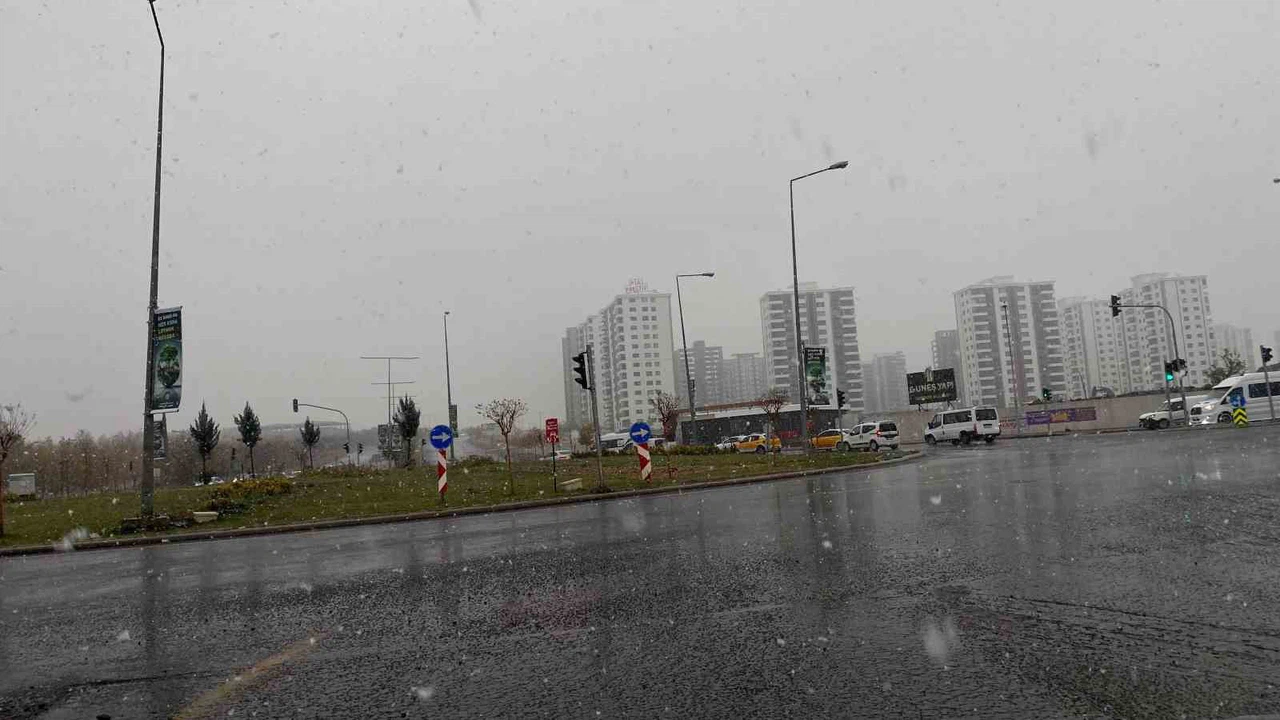 Diyarbakır’ın yüksek kesimlerine kar yağdı