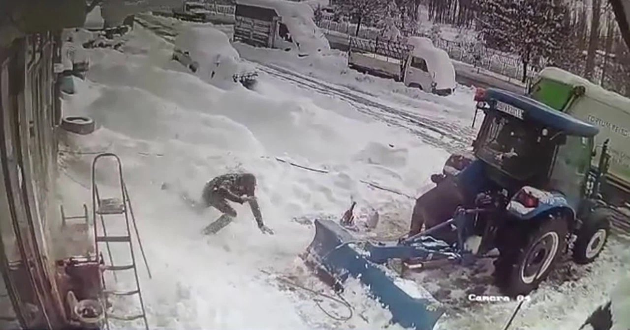 Erzurum’da kar kütlesi lastik tamircisinin üzerine düştü