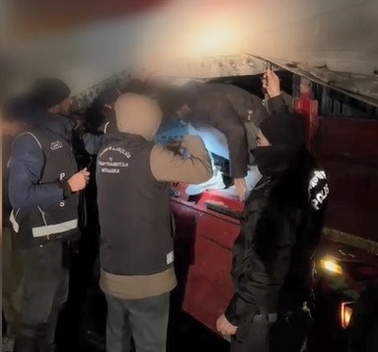 Bitlis’te durdurulan tırda 24 kaçak göçmen yakalandı