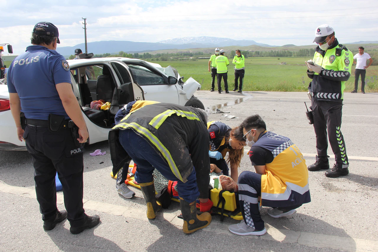 Denizli'den Ağrı'ya gelirken kaza geçirdiler