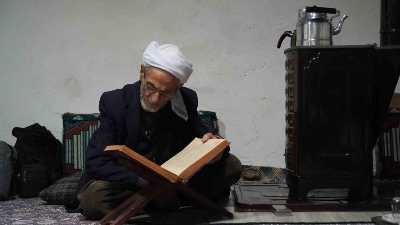 86 yaşındaki Rüstem Dede, 50 yıldır çay ve gofretle yaşam savaşı veriyor