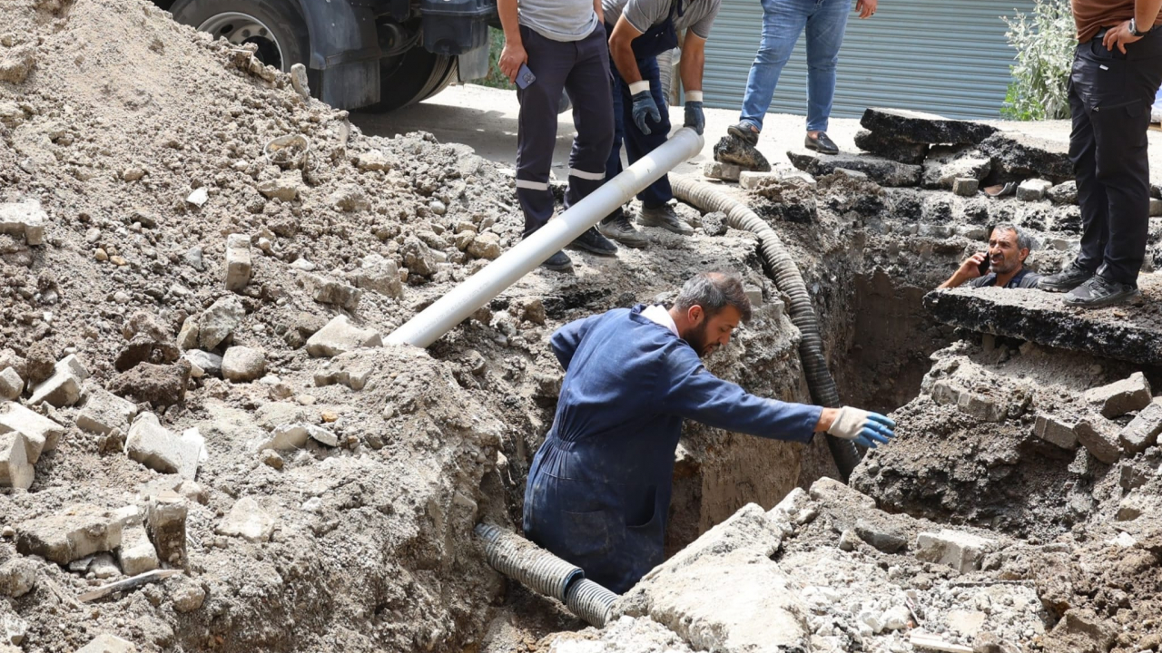 Ağrı Belediyesi’nden Gazi Mahallesi’ne 100 metrelik kanal döşeme çalışması