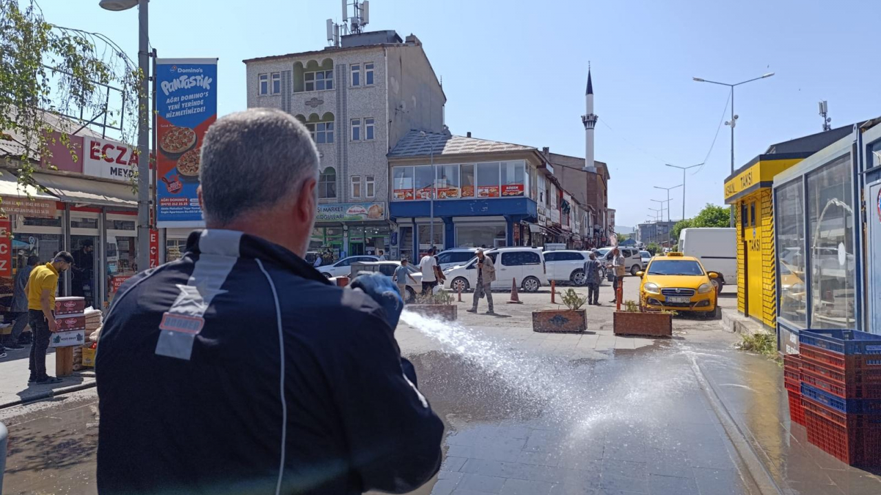 Ağrı Belediyesi’nden sıcak havalara karşı önlem: Cadde sulamaları sürüyor