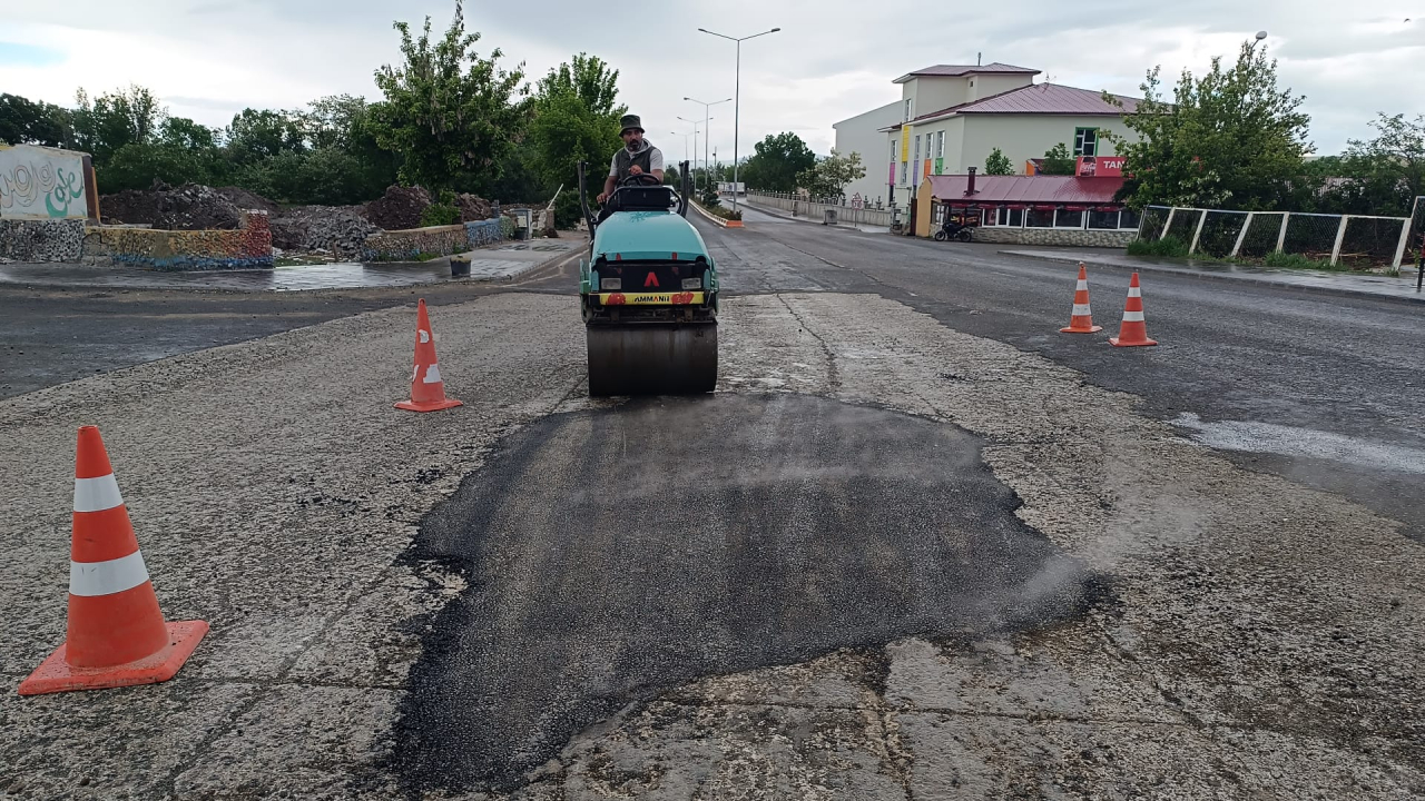 Ağrı'da asfalt onarım çalışmaları hız kazandı