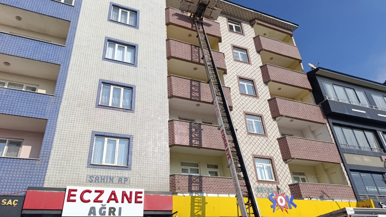 Ağrı’da güneşli hava ev taşımacılığını hareketlendirdi