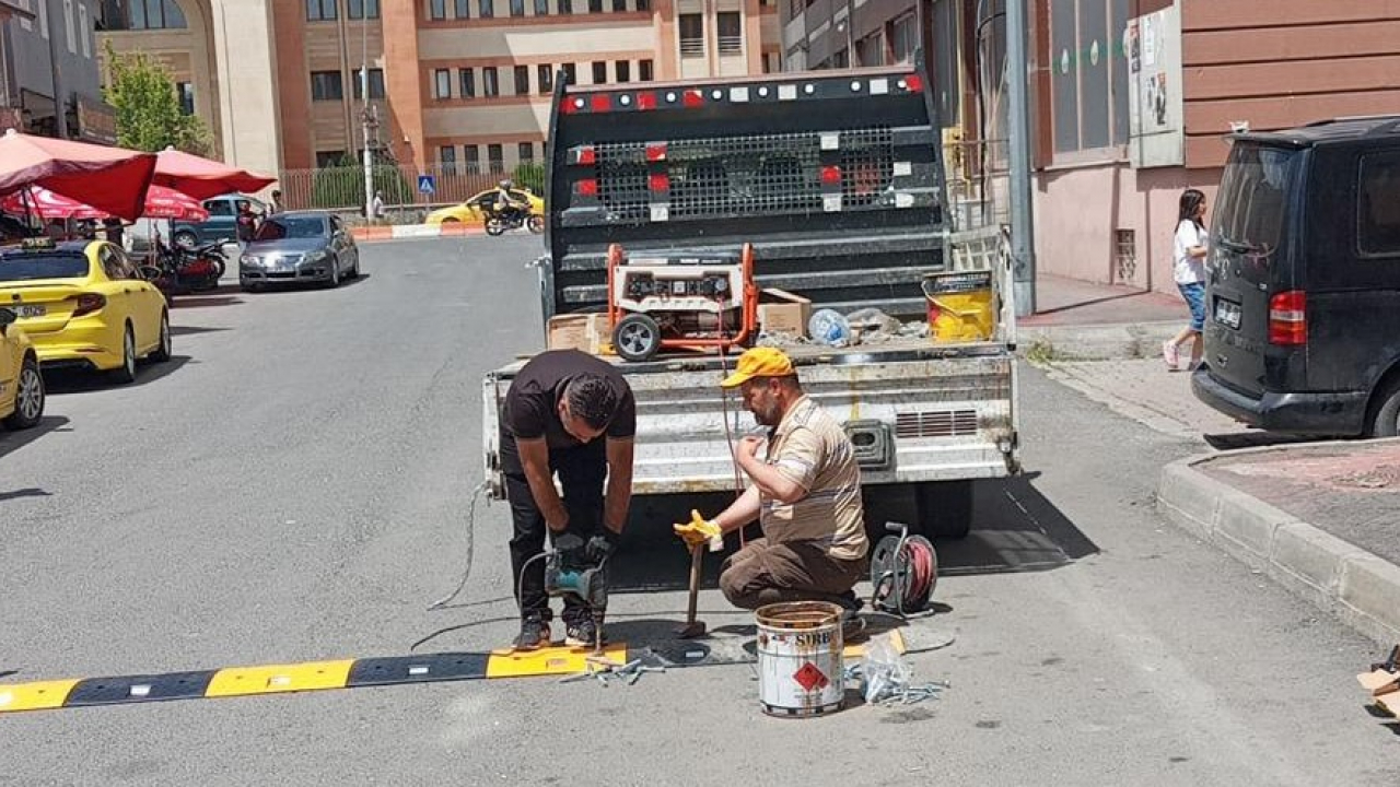 Ağrı’da kent içi trafiğe hız kesici ve kapan düzenlemesi
