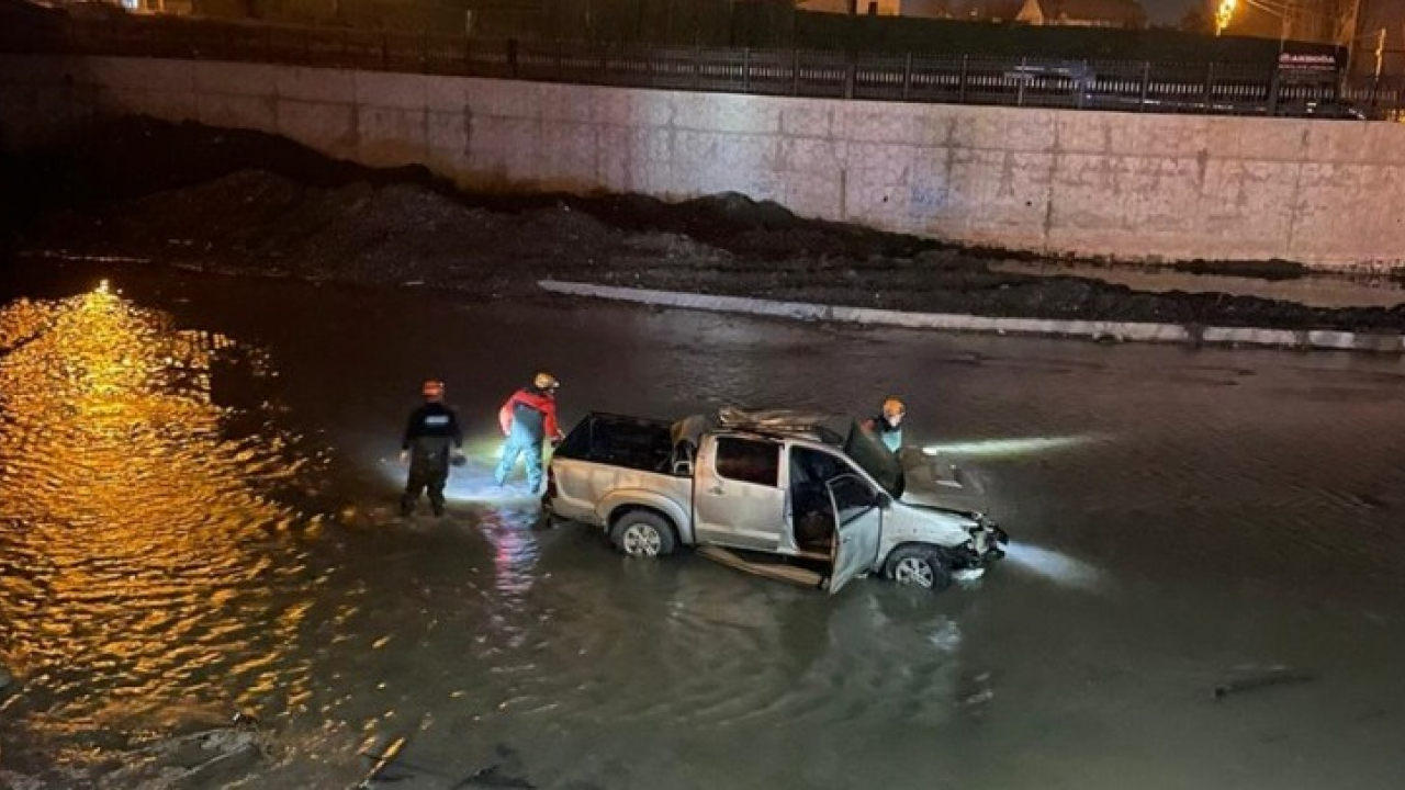 Ağrı’da Murat Nehri’nde can pazarı: Göçmenleri taşıyan araç nehre uçtu