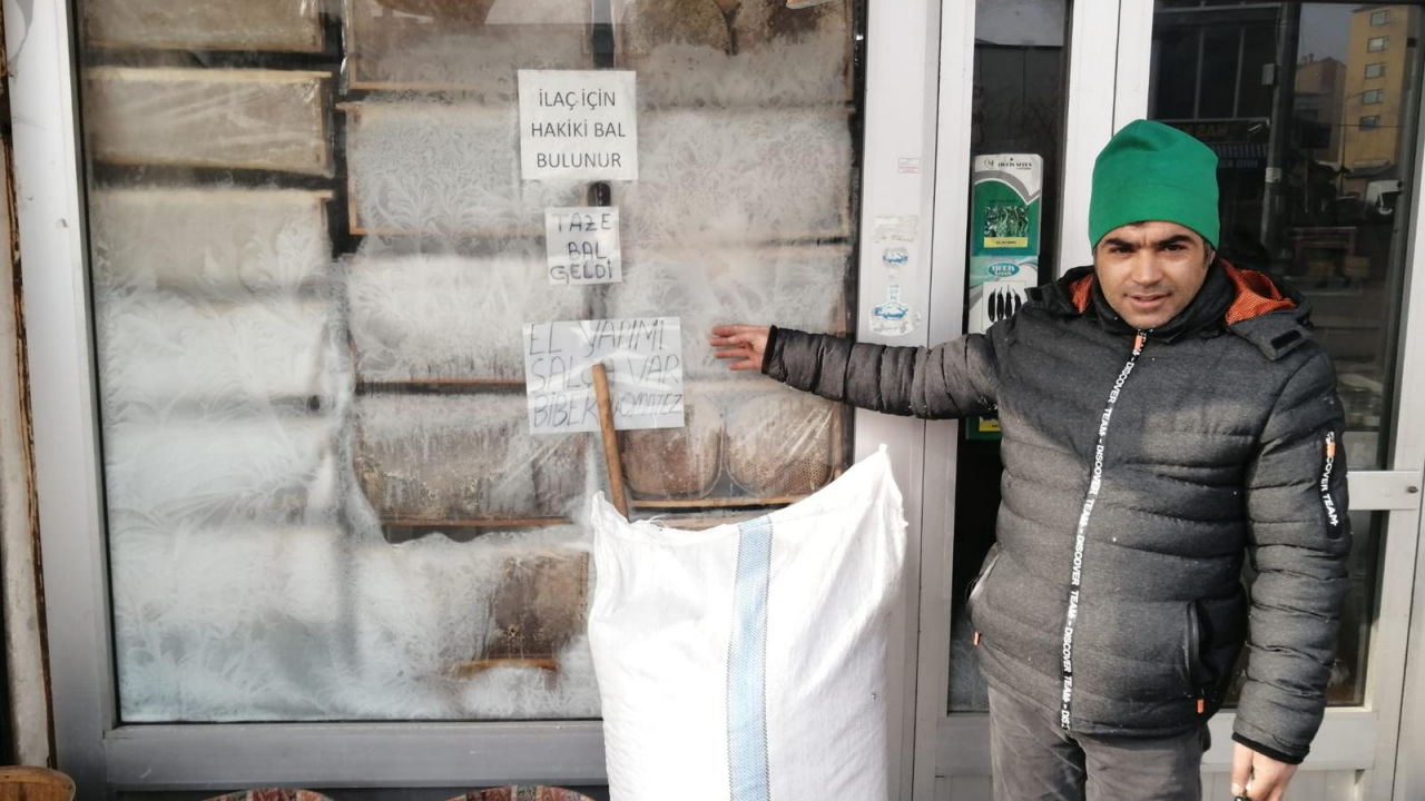 Ağrı’da soğuk hava sertleşti camlar buz tuttu