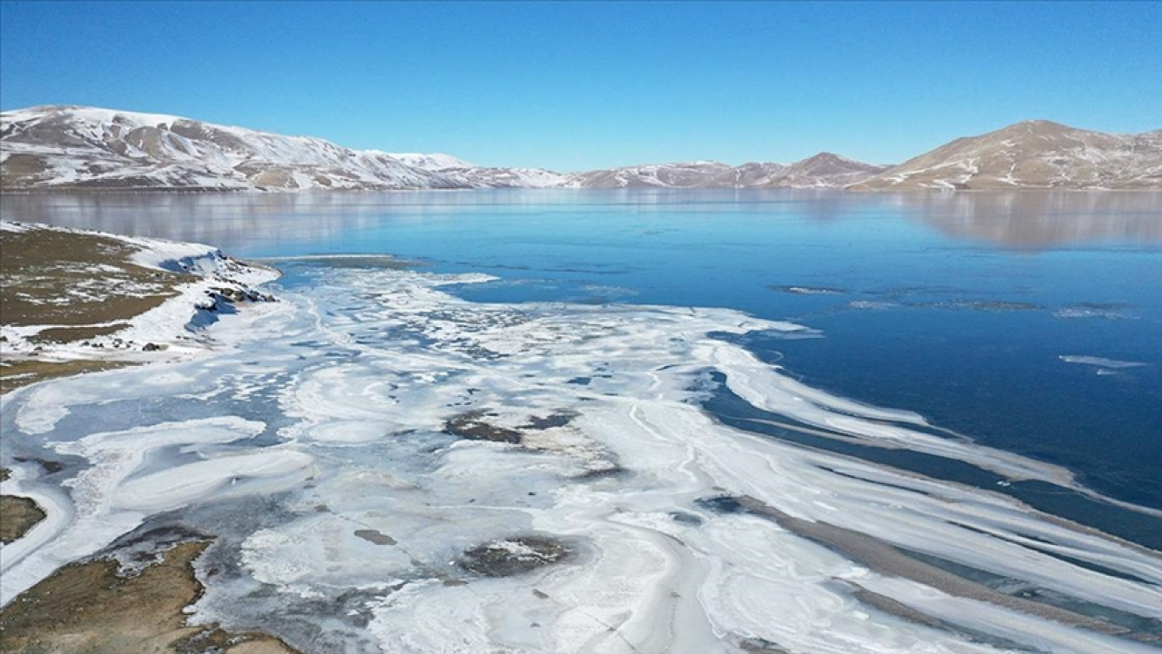 Ağrı’nın buzla kaplı volkanik set gölü Balık Gölü, doğa tutkunlarını bekliyor