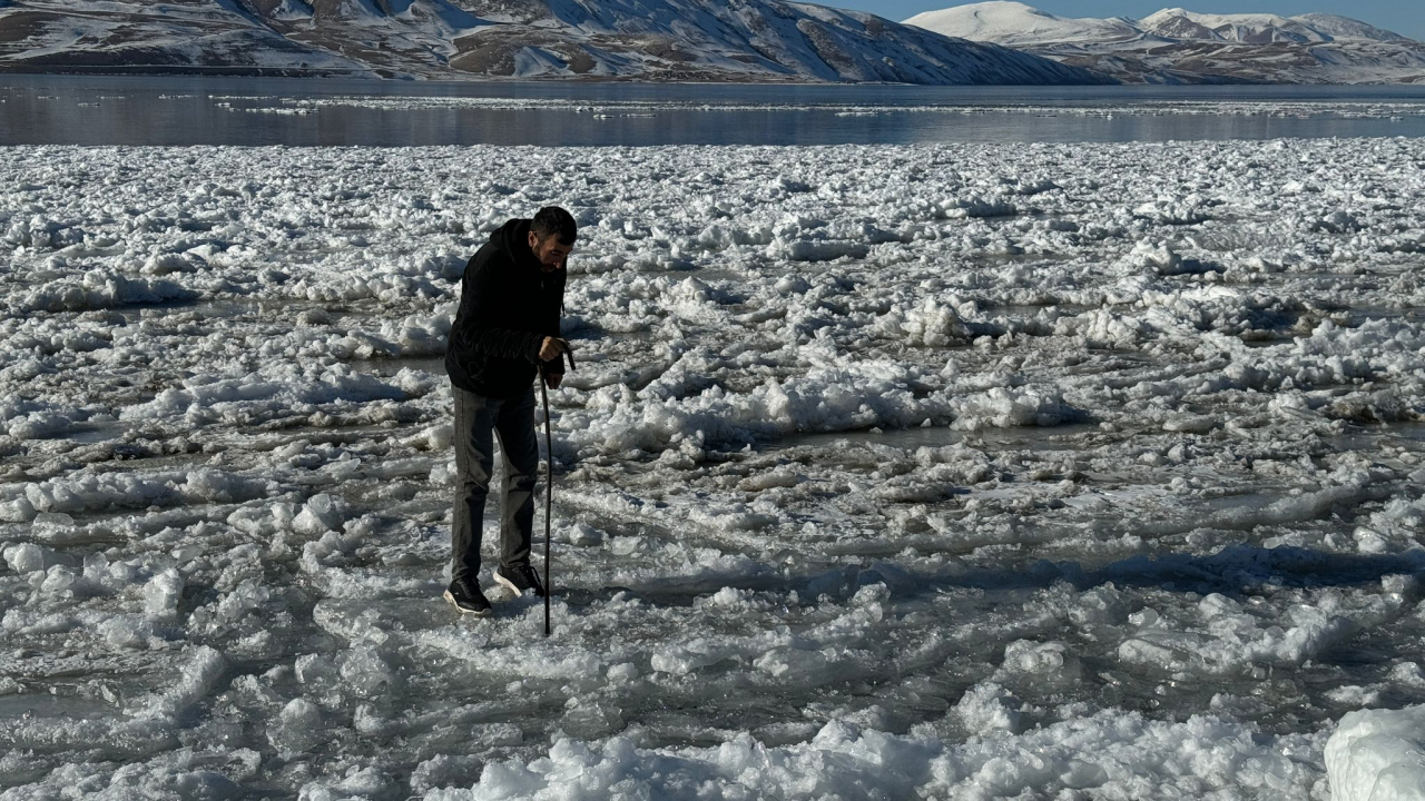 Ağrı’nın incisi Balık Gölü buz tuttu