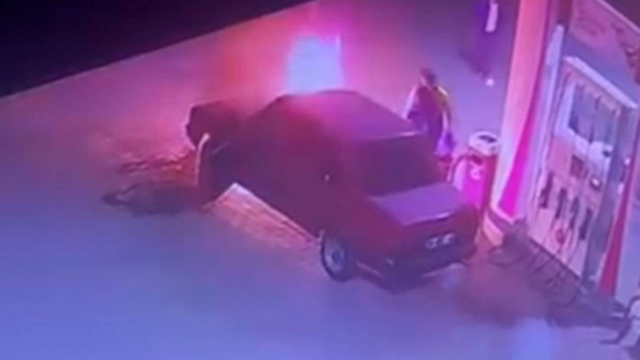 Ahlat'taki akaryakıt istasyonunda araç yangını paniğe neden oldu, yangın hızla kontrol altına alındı.