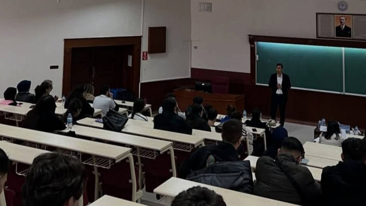 Atatürk Üniversitesi'nde Kariyer Planlaması Söyleşisi: Ziya Sevim Gençlere Farkındalık Tavsiyeleri Verdi