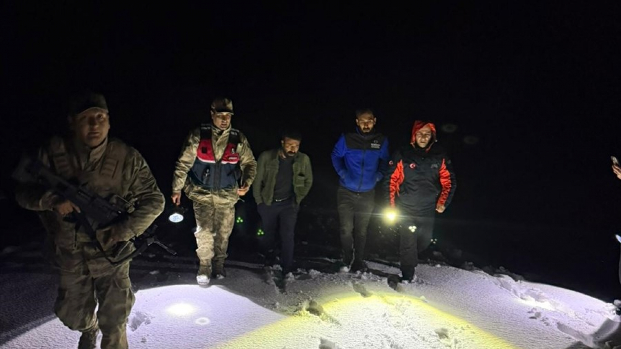 Balık Gölü yakınlarında kara saplanan iki kişi kurtarıldı