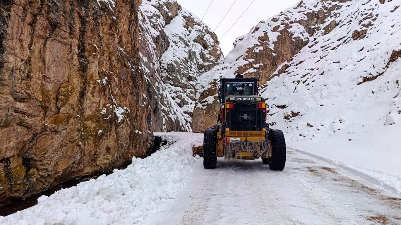 Başkale ve Gürpınar’da Karla Mücadele Sürüyor