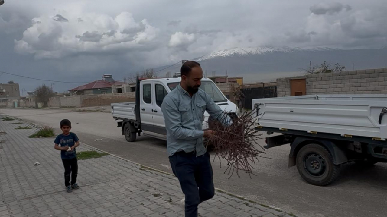 Doğubayazıt’ta çevre seferberliği: Belediye vatandaşa yüzlerce fidan dağıttı