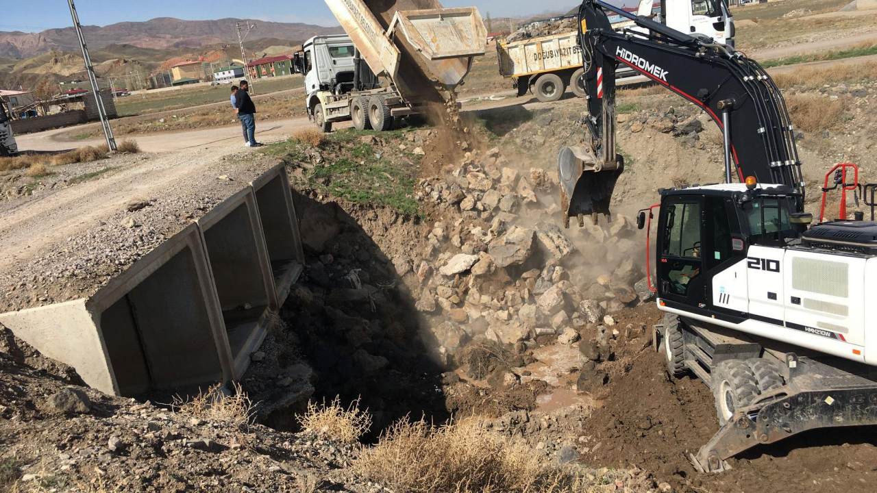 Doğubayazıt'ta yağmur sularının etkilediği köprüler onarılıyor