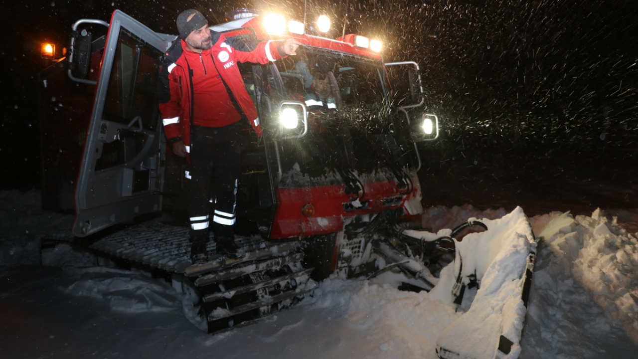 Erzurum’da sağlıkçılar, snowtrack ambulanslarla zorlu yolları aşıyor