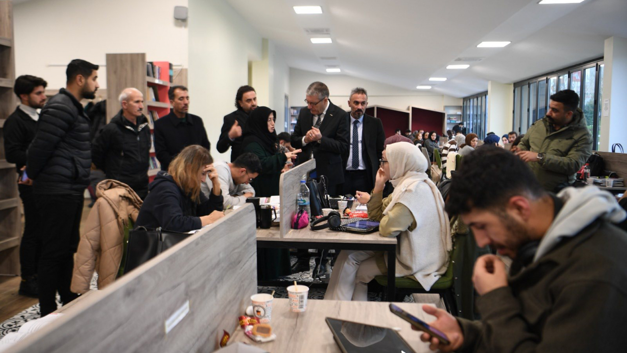 Eşbaşkan Söylemez Halk Kütüphanesi’nde Öğrencilerle Buluştu