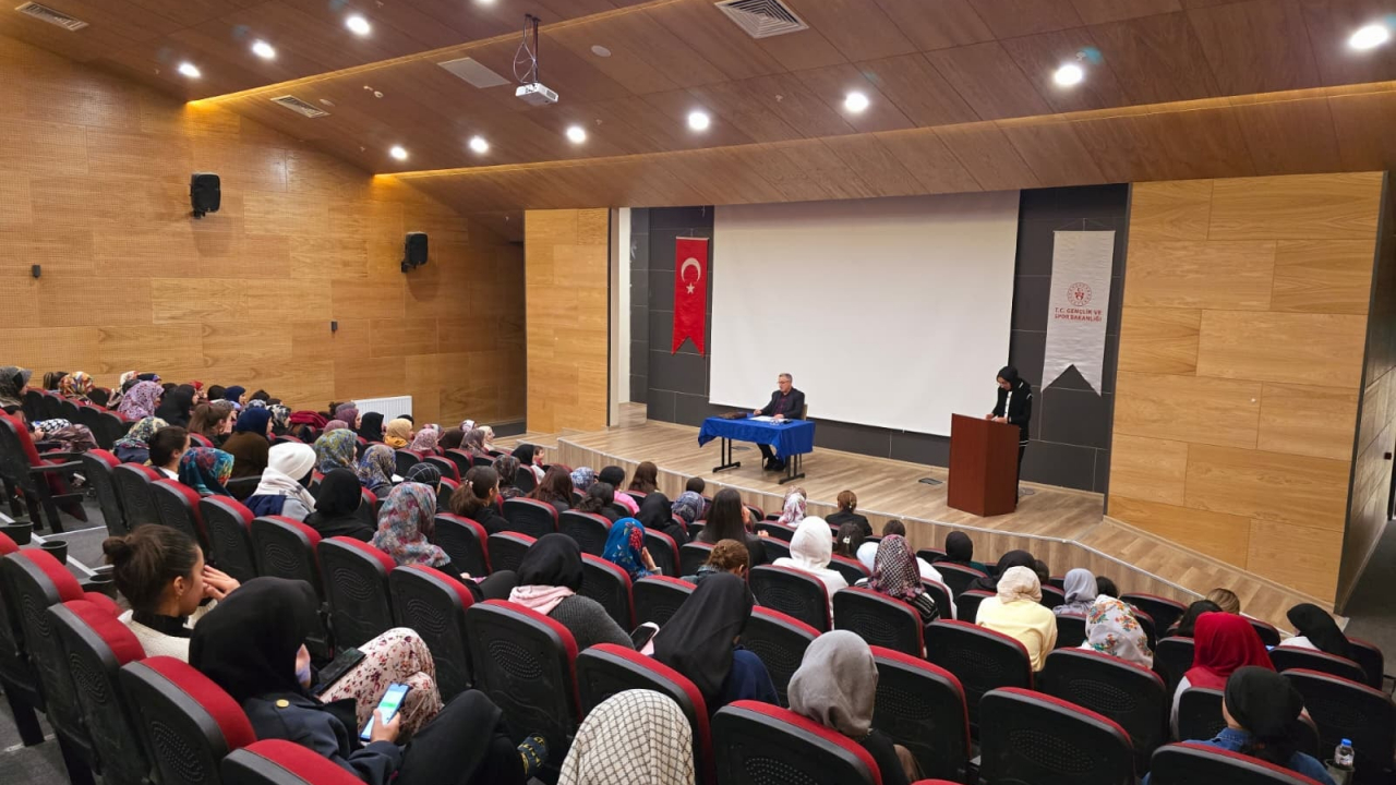 İlahi Aşkın Sırları Bitlis’te Konuşuldu: Doç. Dr. Barca Öğrencilerle Mevlana’yı Buluşturdu