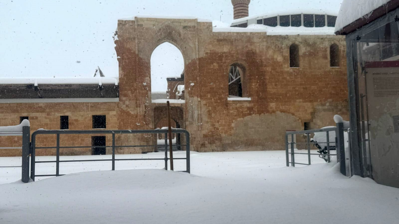 İshak Paşa Sarayı'nda kar temizleme çalışmaları