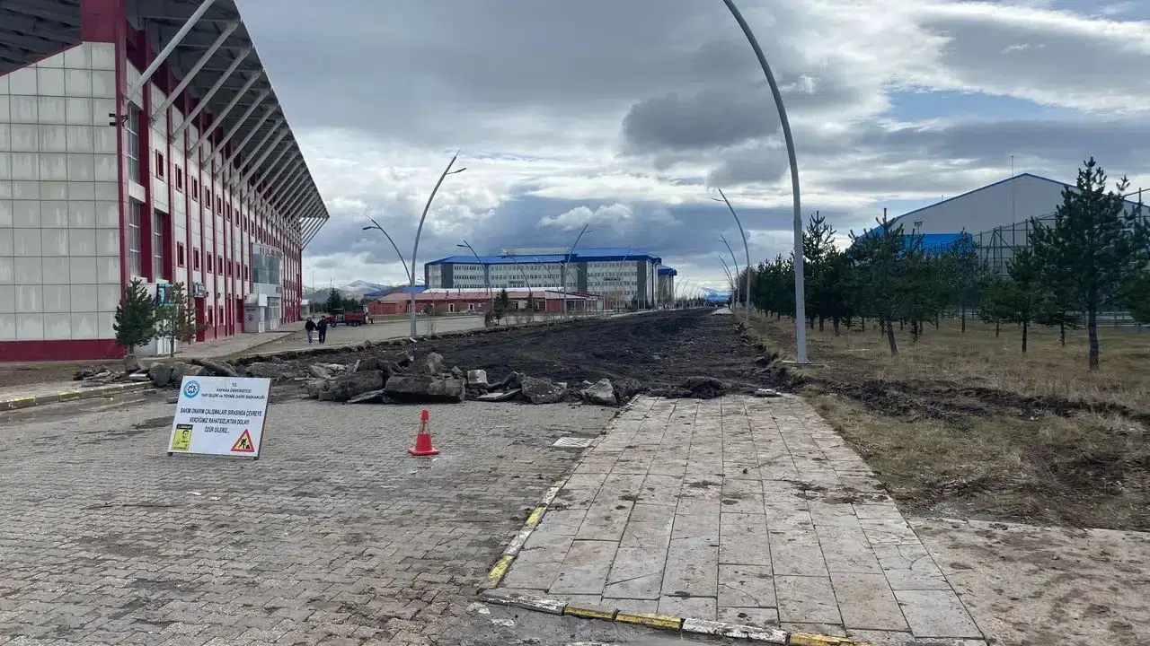 Kafkas Üniversitesi'nde Altyapı Çalışmaları Başladı: İçme Suyu ve Yol Projeleri İle Gelişim Süreci Başlatıldı!