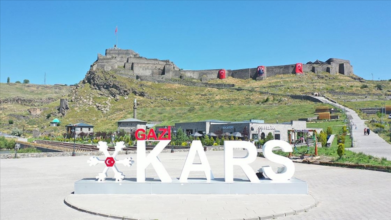 Kars Kalesi ve Şehir Terörsüz Türkiye Temasıyla Türk Bayraklarıyla Süsleniyor