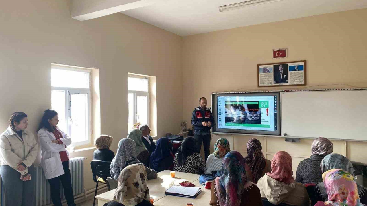 Kars'ta annelere uyuşturucu ile mücadele eğitimi verildi: "En İyi Narkotik Polisi: Anne" projesi başladı