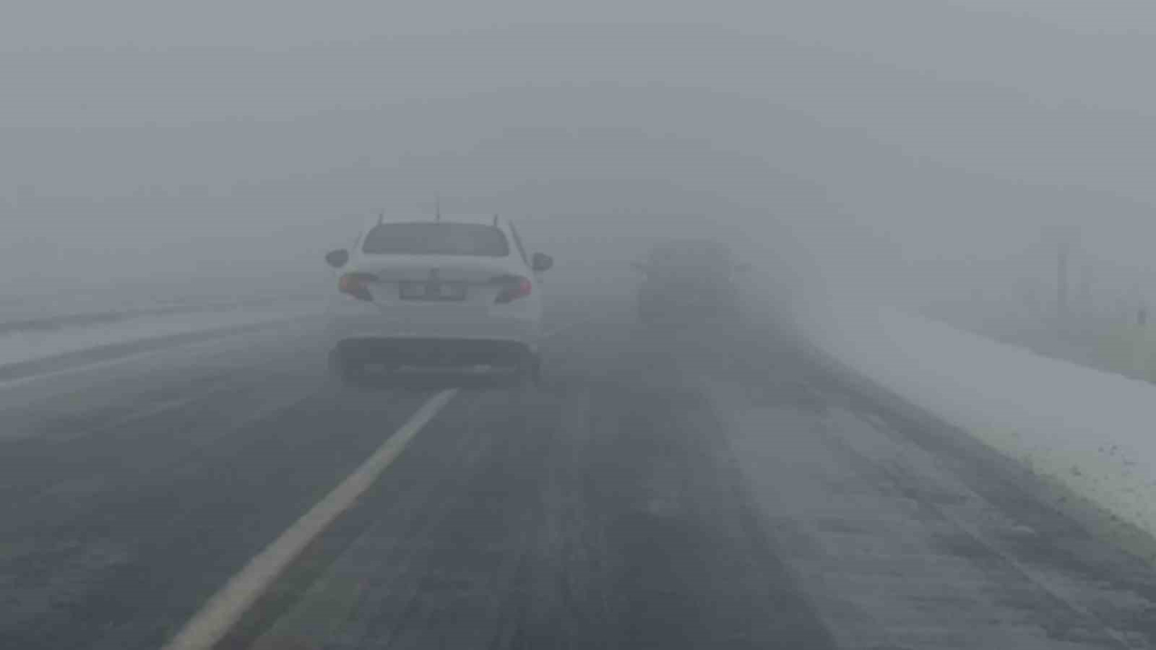 Kars'ta Etkili Olan Sis ve Kar Yağışı Uçuşları İptal Etti, Sürücülere Zor Anlar Yaşattı