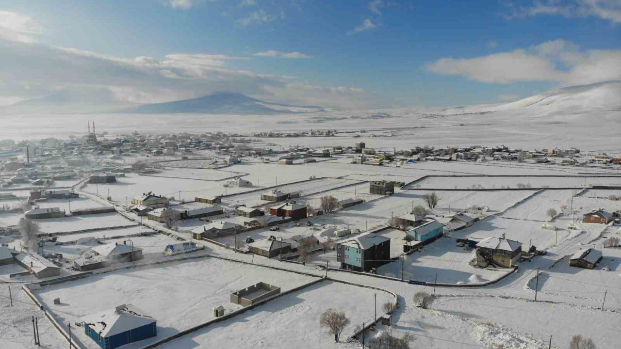 Kars'ta kar yağışı yolları etkiledi, tır mahsur kaldı, ekipler kurtardı