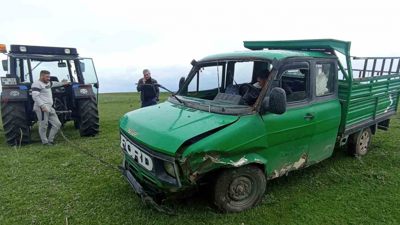 Kars'ta Kaygan Yolda Uçan Kamyonet Dereden Çekildi, Sürücü Yaralanmadı!