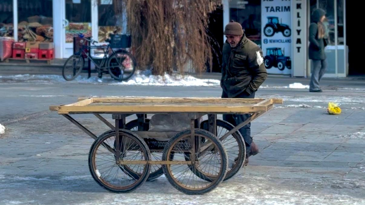 Kış şartları Ağrı’da günlük yaşamı zorlaştırıyor