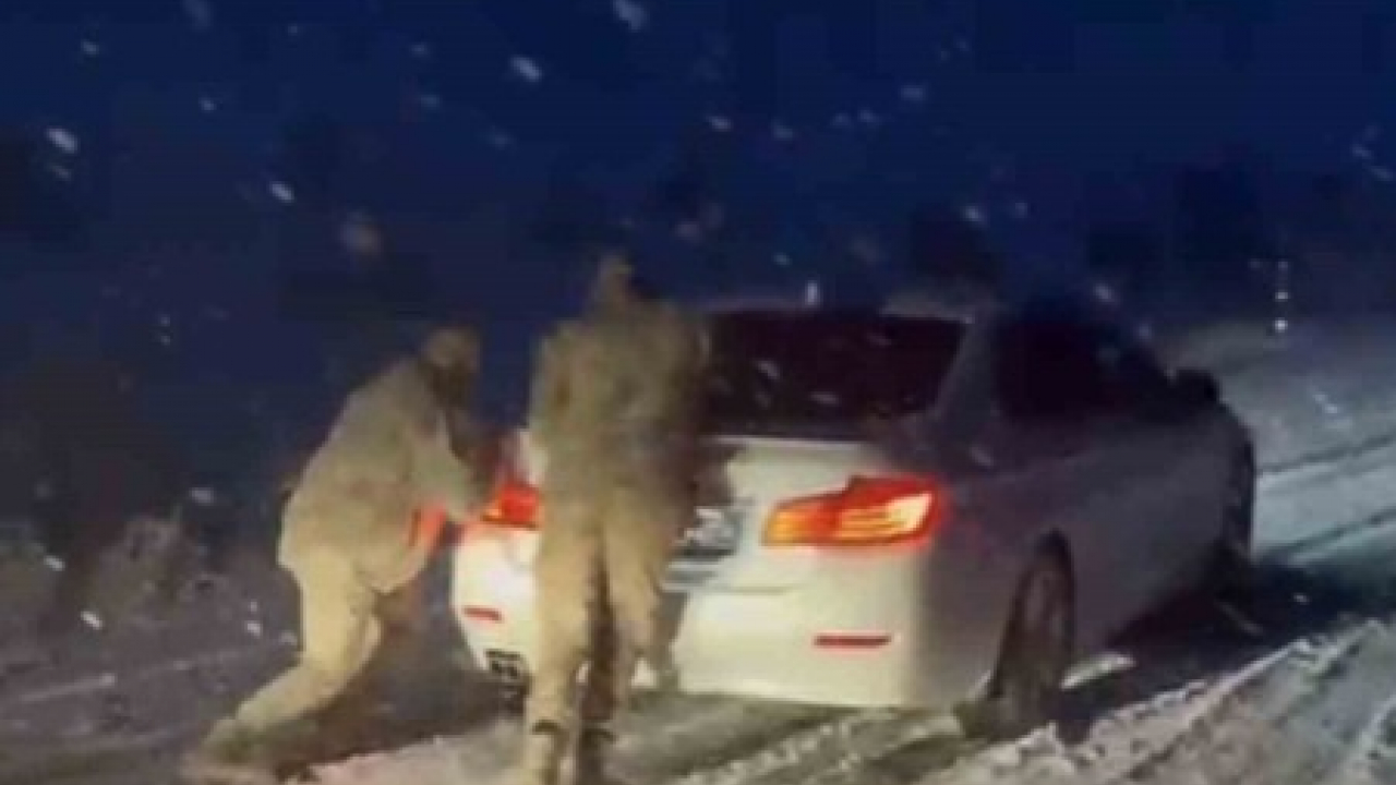 Muş'ta kar nedeniyle mahsur kalan araçlar jandarmanın müdahalesiyle kurtarıldı