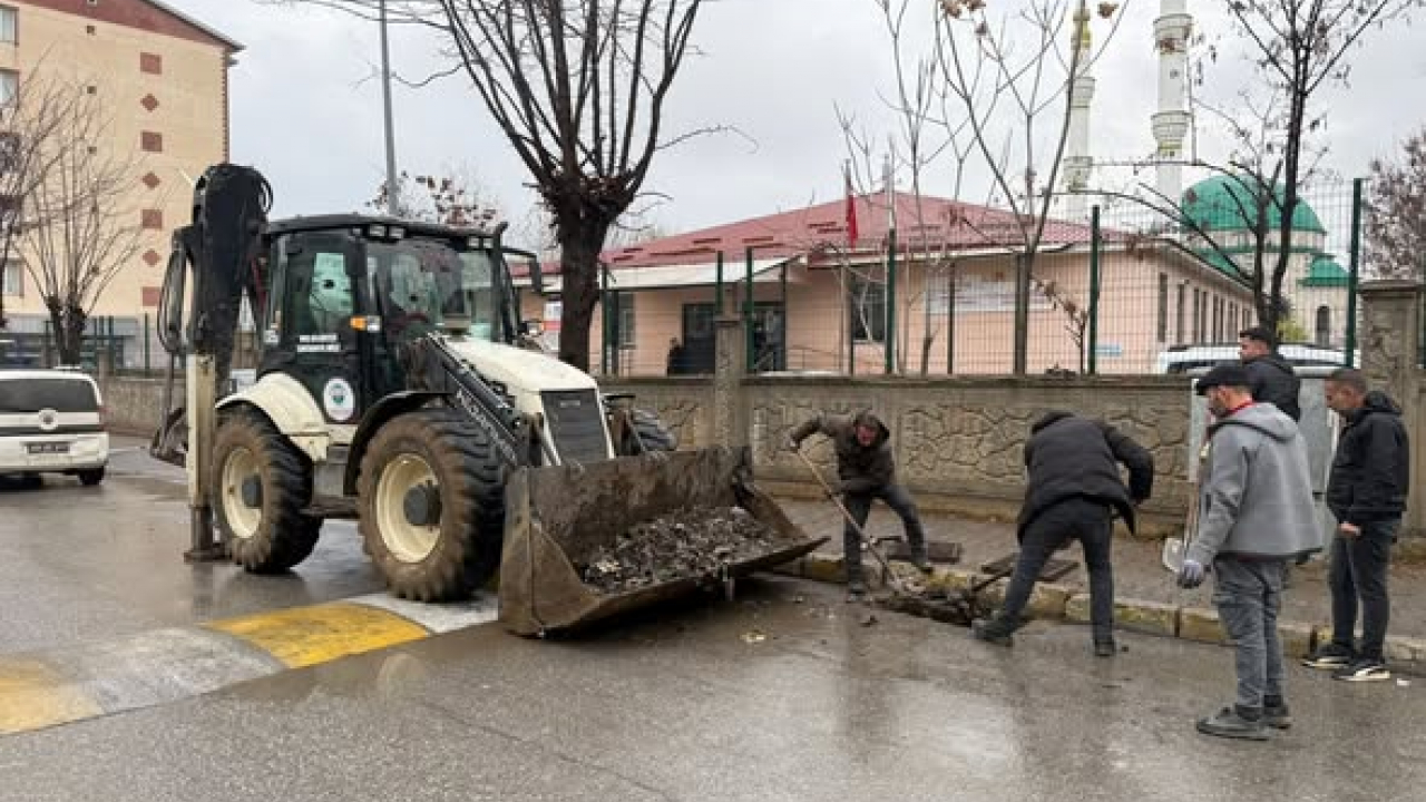 Muş’ta Tıkanan Yağmur Suyu Kanallarına Hızlı Müdahale