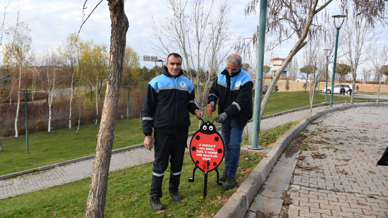 Parklarda Çevre Bilinci İçin Çift Dilli Tabela Uygulaması Başlatıldı