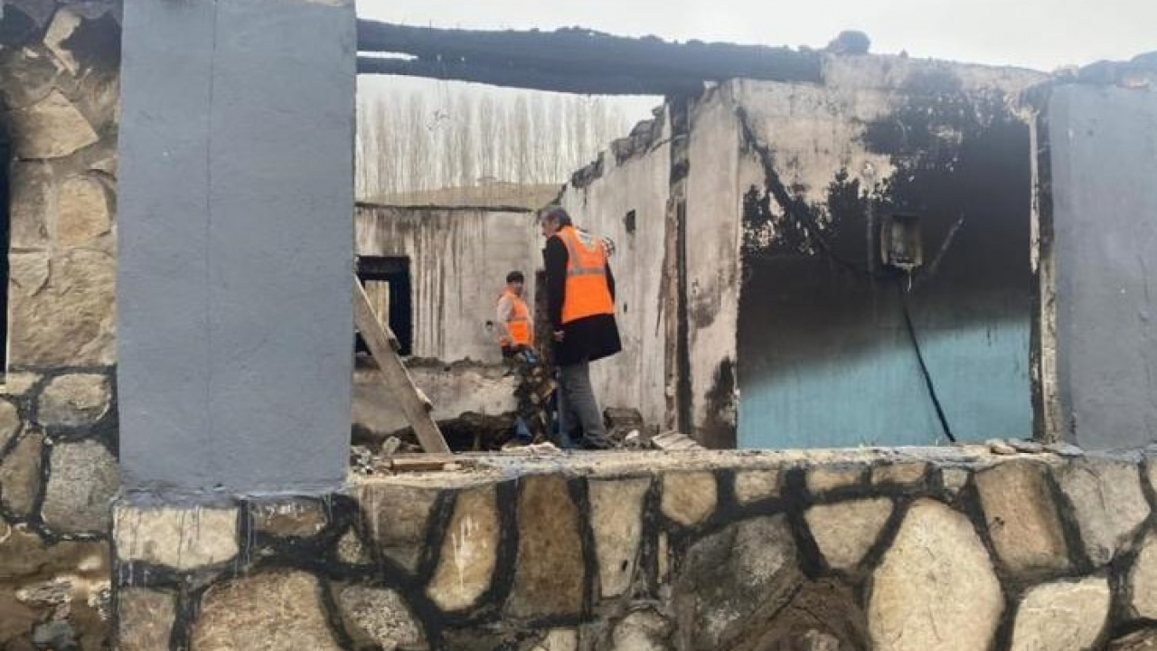 Patnos’ta yangın mağduru aile yalnız bırakılmadı