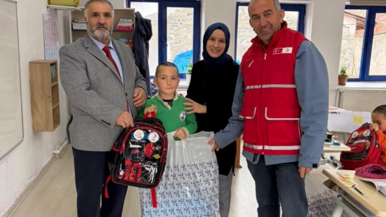 Pazaryolu’nda Öğrencilere Kızılay Desteği