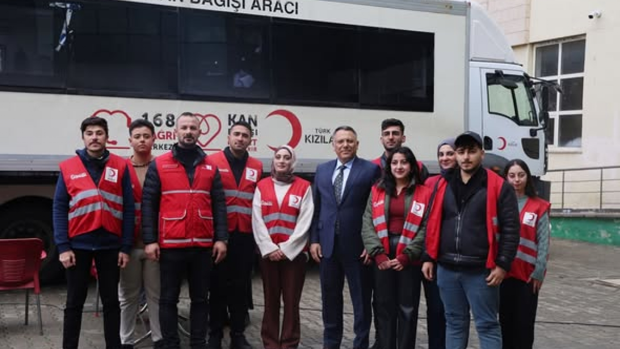 Rektör Gürel’den Kızılay Kan Bağış Standına Destek Ziyareti