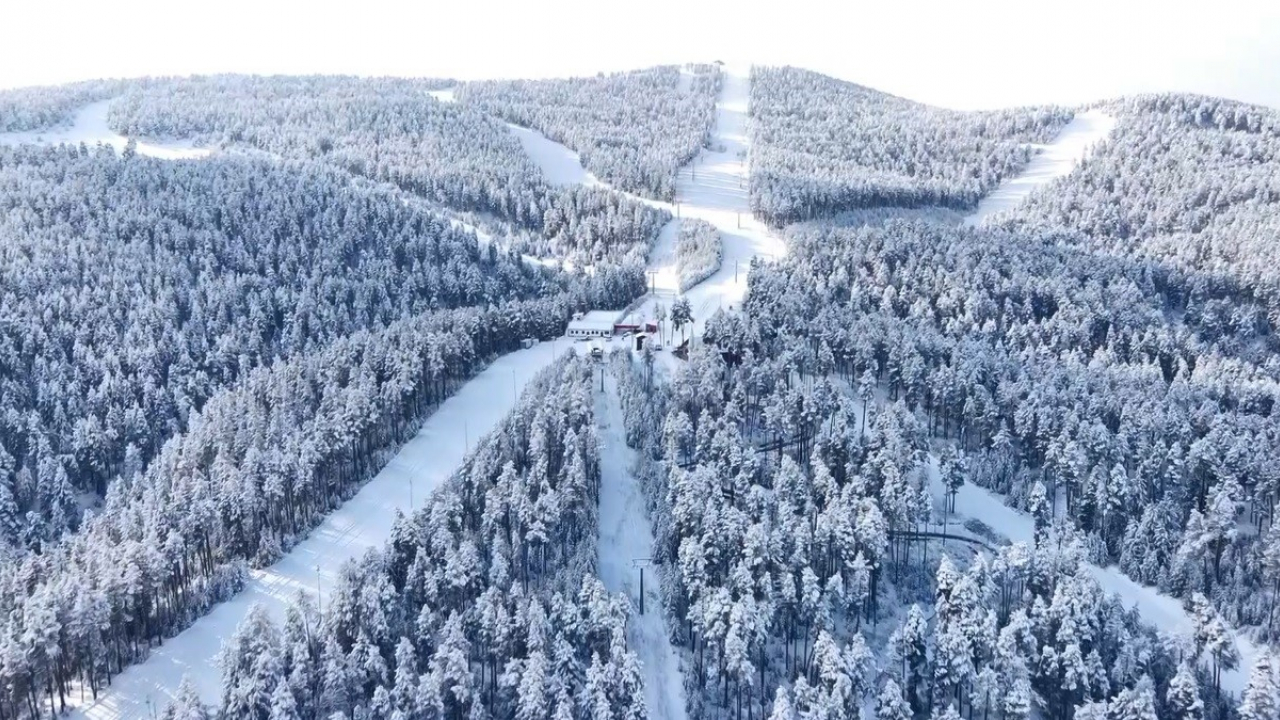 Sarıkamış Erken Karla Beyaza Büründü, Kayak Sezonu İçin Hazırlıklar Başladı