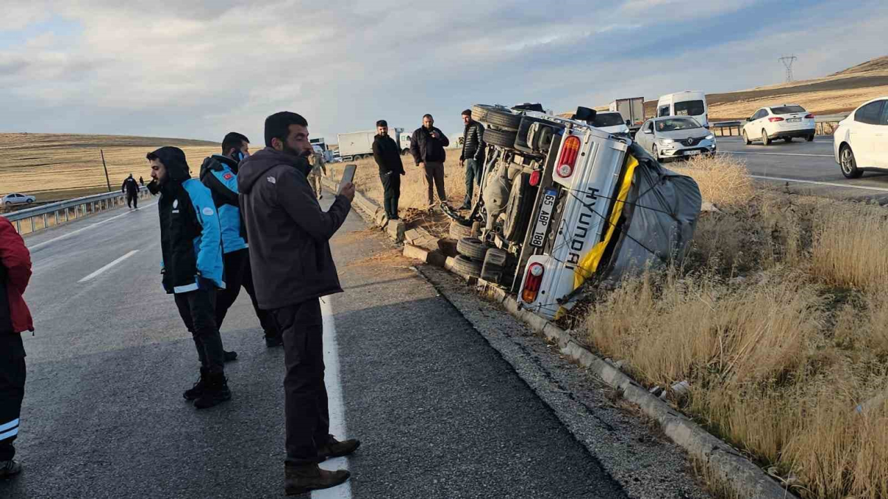Sis ve buzlanma zincirleme kazaya neden oldu: 3 yaralı, 6 araç hasar gördü