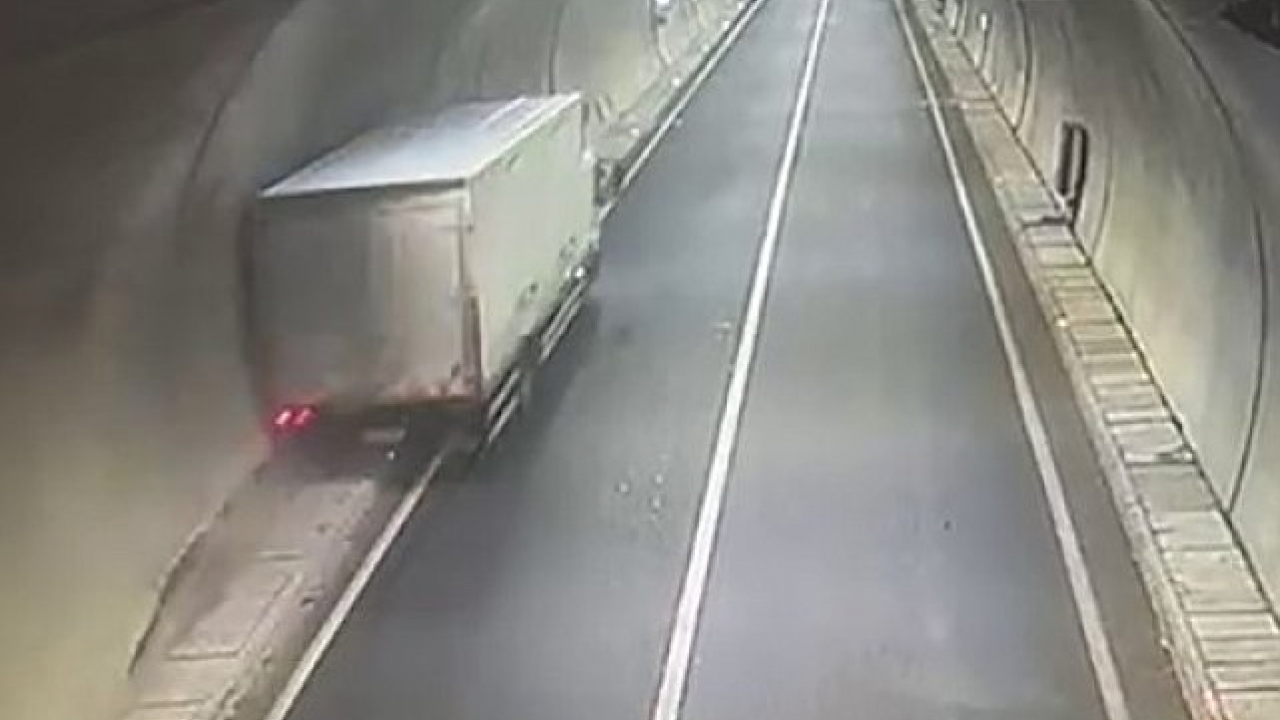 Şoförün direksiyon hakimiyetini kaybettiği kamyon tünel duvarına çarptı