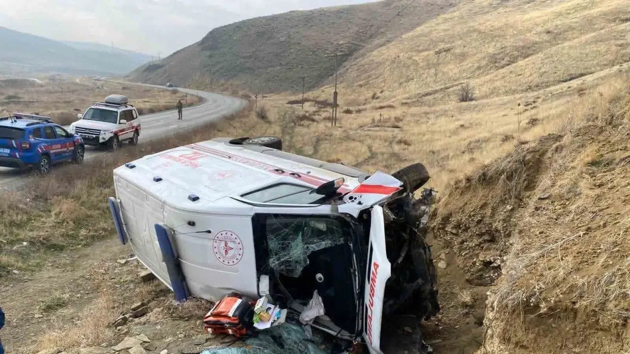 Son Dakika | Muş’ta ambulans devrildi: 3 yaralı